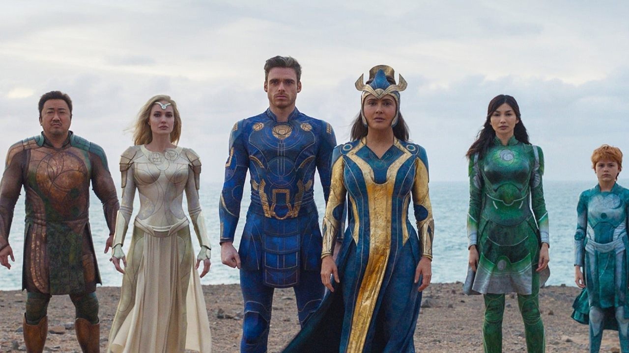 Gwiazda Eternals musiała iść na terapię po tym, jak krytycy zmiażdżyli film Marvela. „Mam traumę”, źródło grafiki: Eternals, Chloe Zhao, Marvel, 2021.