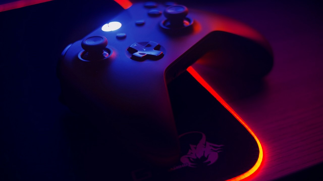 Nowy Xbox może być wydajniejszy dzięki chipom Intela oraz Nvidii, plotki sugerują rozstanie z AMD, źródło grafiki: Unsplash | Jose Gil.