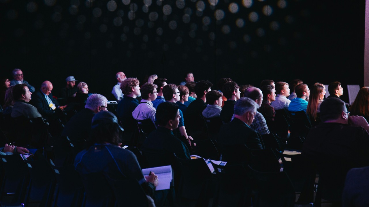 Targi MWC 2024 już w tym miesiącu. Śledź z nami najważniejsze wydarzenia z mobilnego świata, źródło grafiki: Unsplash | Headway.