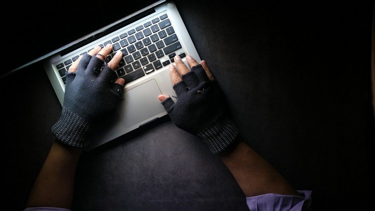 W zeszłym roku ofiary ataków hakerskich, zapłaciły cyberprzestępcom rekordowe 1,1 miliarda dolarów okupu, źródło grafiki: Unsplash | Towfiqu barbhuiya.