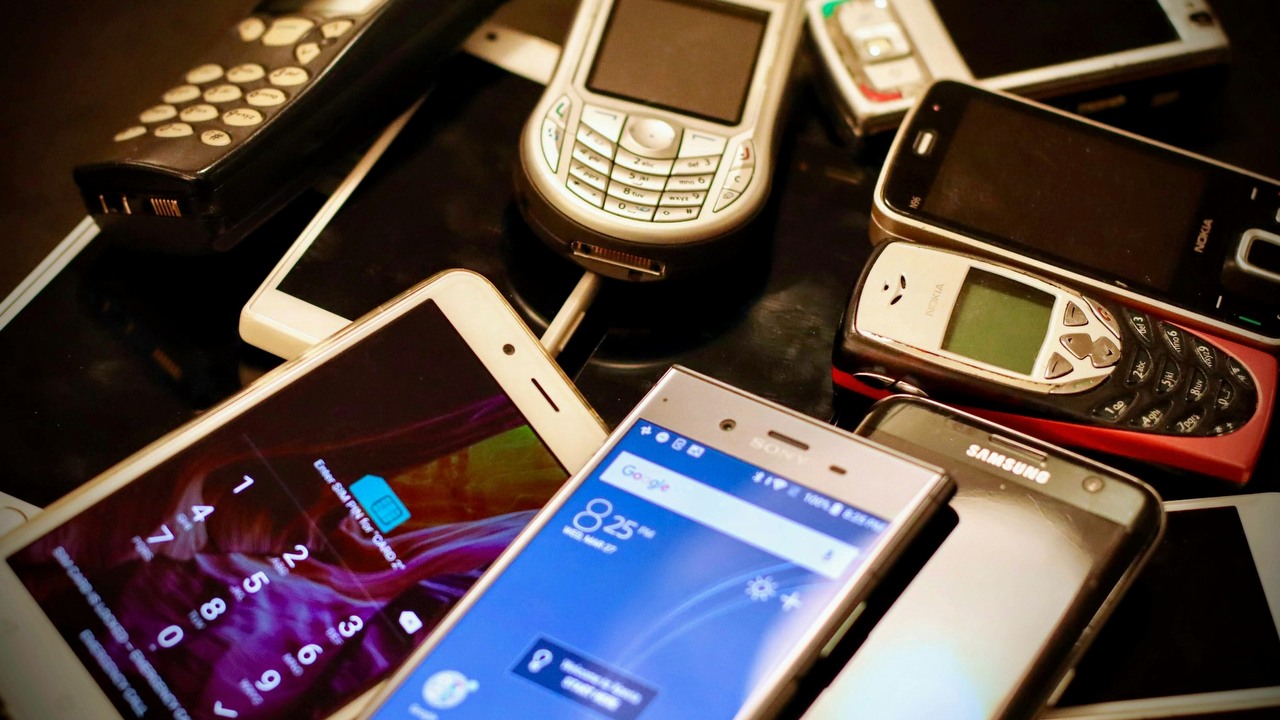 Najlepiej sprzedający się telefon w historii może zaskoczyć, iPhone ledwo zmieścił się na podium, źródło grafiki: Unsplash | Eirik Solheim.