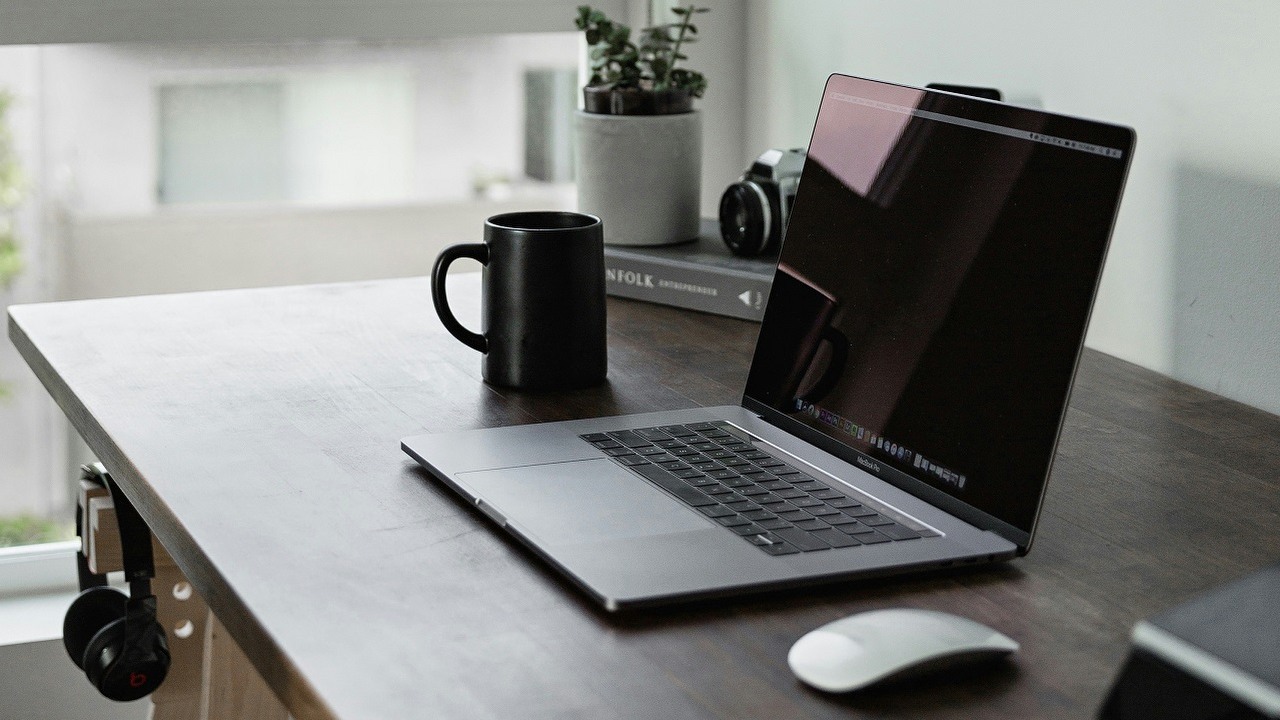 Uczniowie nie dostaną już darmowych laptopów. Rząd zakończył program dla czwartoklasistów, źródło grafiki: Unsplash | Dillon Shook..