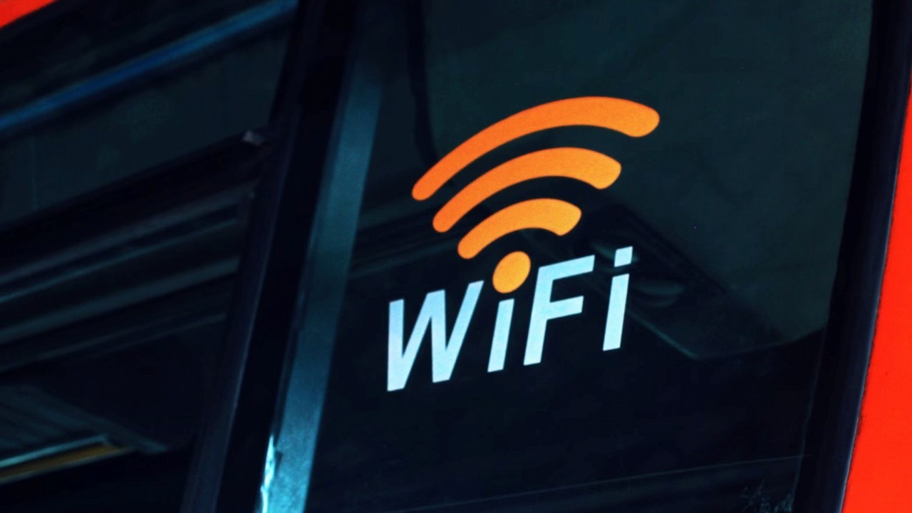 Nikt tego nie robi, ale dezaktywacja mobilnego Wi-Fi po wyjściu z domu jest niezbędna: to klucze do poprawy bezpieczeństwa Twojego smartfona, źródło grafiki: Dreamlike Street; Unsplash.com; 2022.