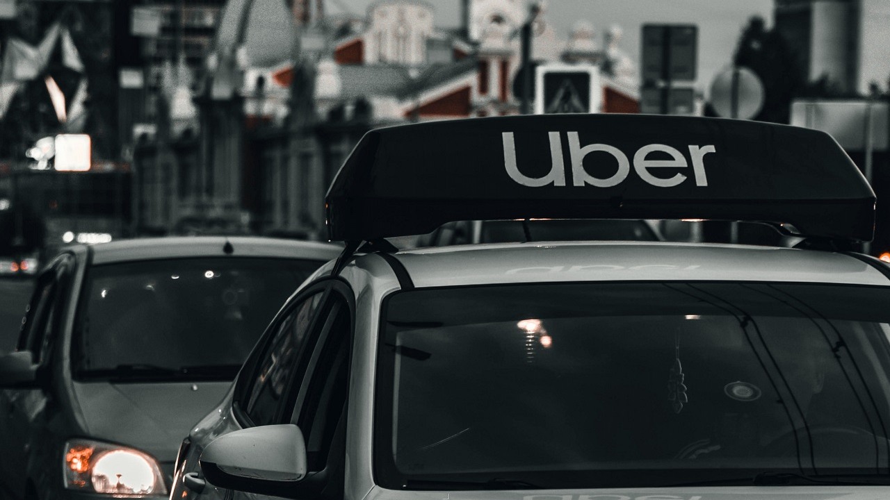Uber po 15 latach działania wreszcie zaczął generować zyski, źródło grafiki: Unsplash | Viktor Avdeev..