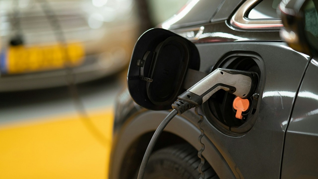 Etiopia będzie pierwszym krajem z zakazem importu aut z silnikami spalinowymi; nie chodzi jednak wyłącznie o ekologię, źródło grafiki: Unsplash | Michael Fousert.