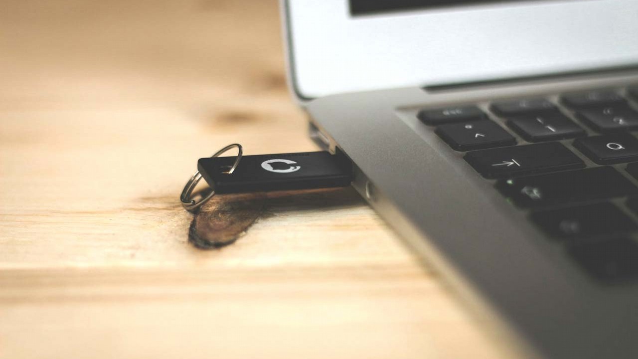 Ten pendrive ma funkcję samozniszczenia, która nagrzewa go do ponad 100 stopni Celsjusza, źródło grafiki: Unsplash | Brina Blum.