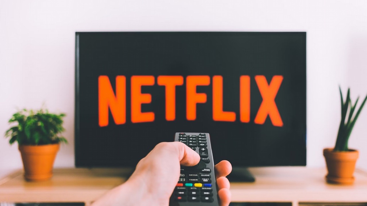 Netflix - cena. Ile kosztują poszczególne abonamenty w 2025 roku?, źródło grafiki: freestocks | Unsplash.