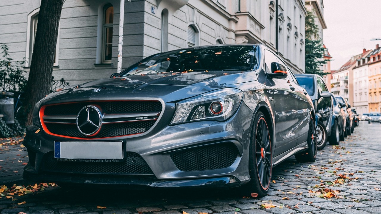 Mercedes twierdzi, że klienci chcą rozmawiać ze swoim samochodem jak z przyjacielem, źródło grafiki: Gabriel Sollmann / Unsplash.