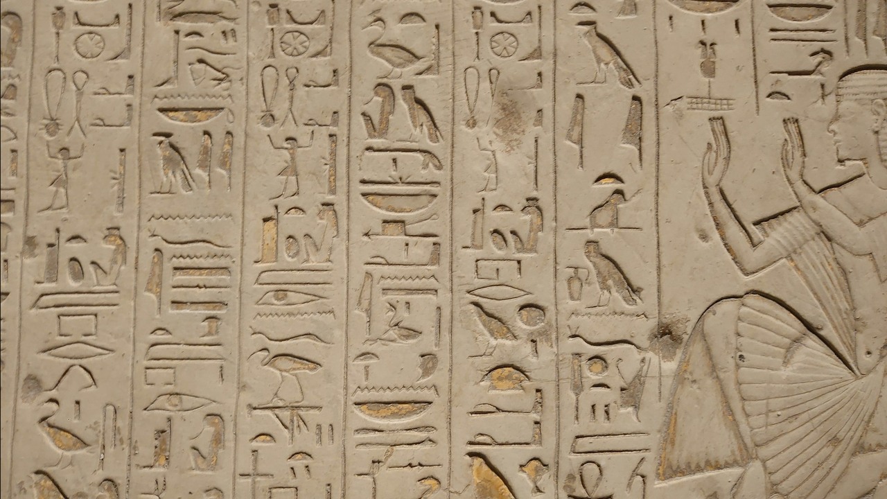 Pisz jak Egipcjanin: Unicode 16.0 Alpha wprowadza prawie 4000 egipskich hieroglifów i kilka postaci z gier retro, źródło grafiki: Unsplash | Amador Loureiro.