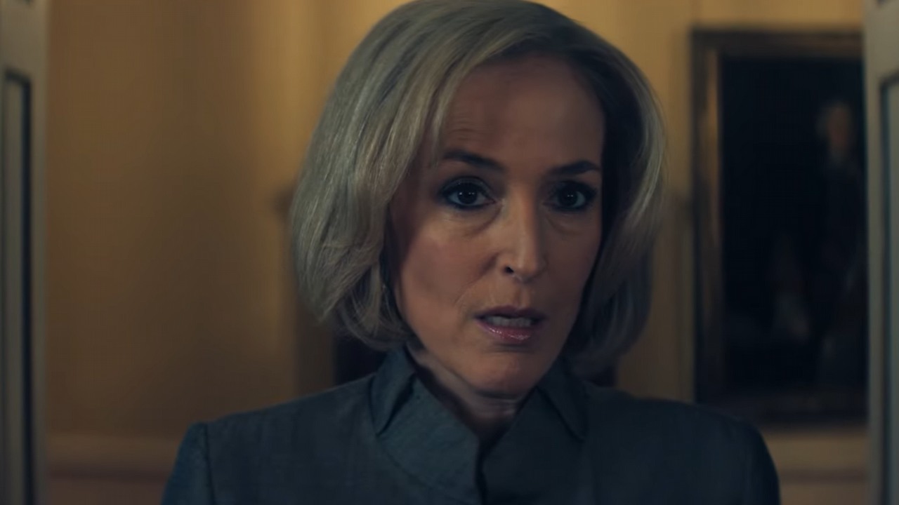 Netflix ma Mocny temat dla fanów Royalsów. Gillian Anderson w zwiastunie filmu o wywiadzie, który pogrążył księcia Andrzeja, źródło grafiki: Mocny temat, Philip Martin, Netflix, 2024.