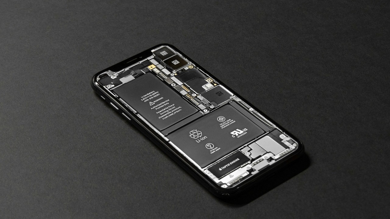 iPhone 16 Pro Max zaskoczy Was pojemnością baterii; może zapewnić ponad 30 godzin pracy, źródło grafiki: Unsplash | Tyler Lastovich.