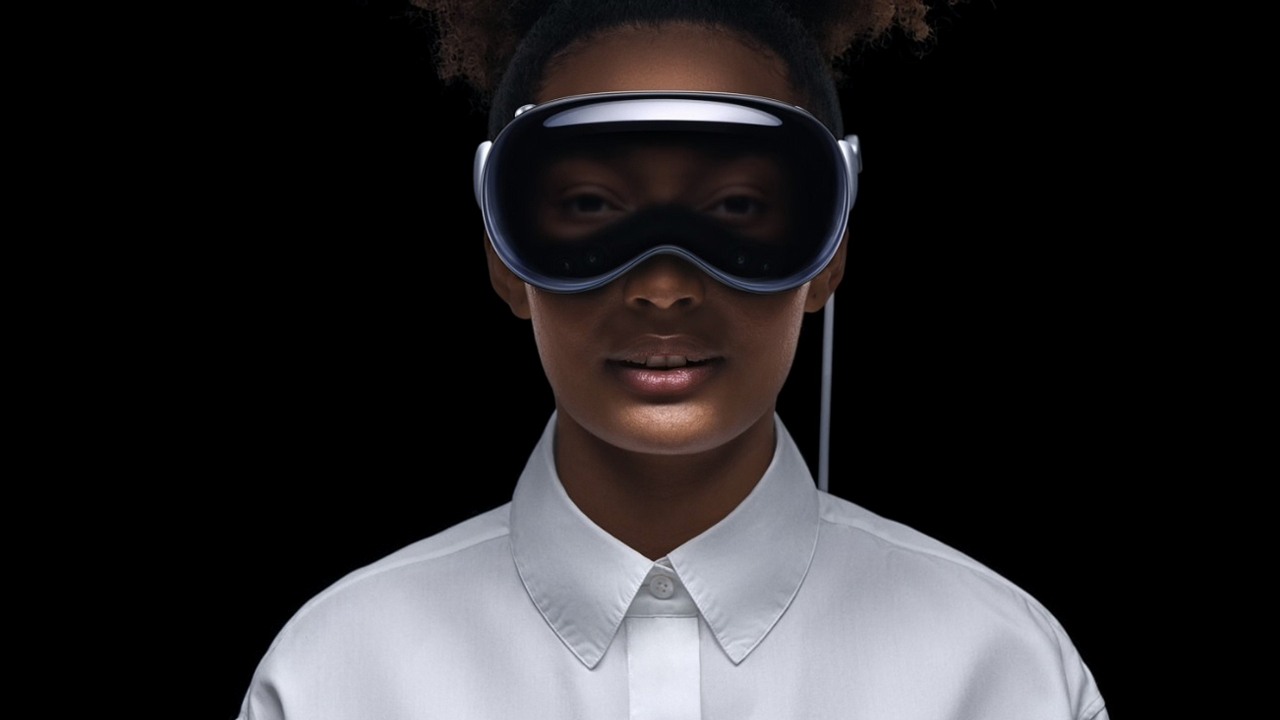 Apple Vision Pro ma tryb „noktowizora” pozwalający widzieć w ciemności; używanie go nie jest jednak zalecane, źródło grafiki: Apple.