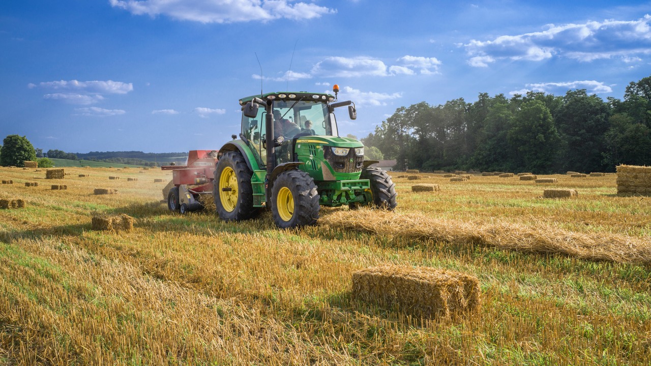 Wiodący producent sprzętu rolniczego chce produkować elektryczne ciągniki, źródło grafiki: Unsplash | Randy Fath.