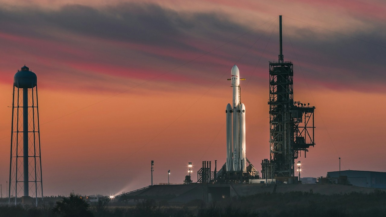 SpaceX we współpracy z NASA spróbuje wylądować na Księżycu. Rakieta z lądownikiem ma zostać wystrzelona jutro rano, źródło grafiki: Unsplash | SpaceX.
