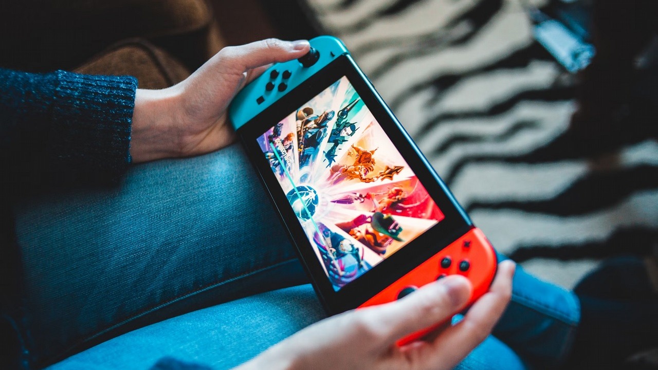 Polskie menu w Nintendo Switch. Sprawdzamy też, czy można liczyć na polski język w Switchu 2, źródło grafiki: Erik Mclean | Unsplash.
