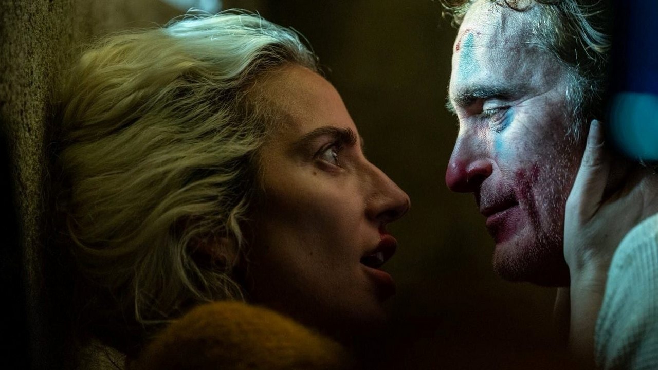 Joker 2 z nowymi zdjęciami. Joaquin Phoenix i Lady Gaga w eleganckim wydaniu na dachach Gotham City, źródło grafiki: Joker: Folie a deux, Todd Phillips, DC, 2024.