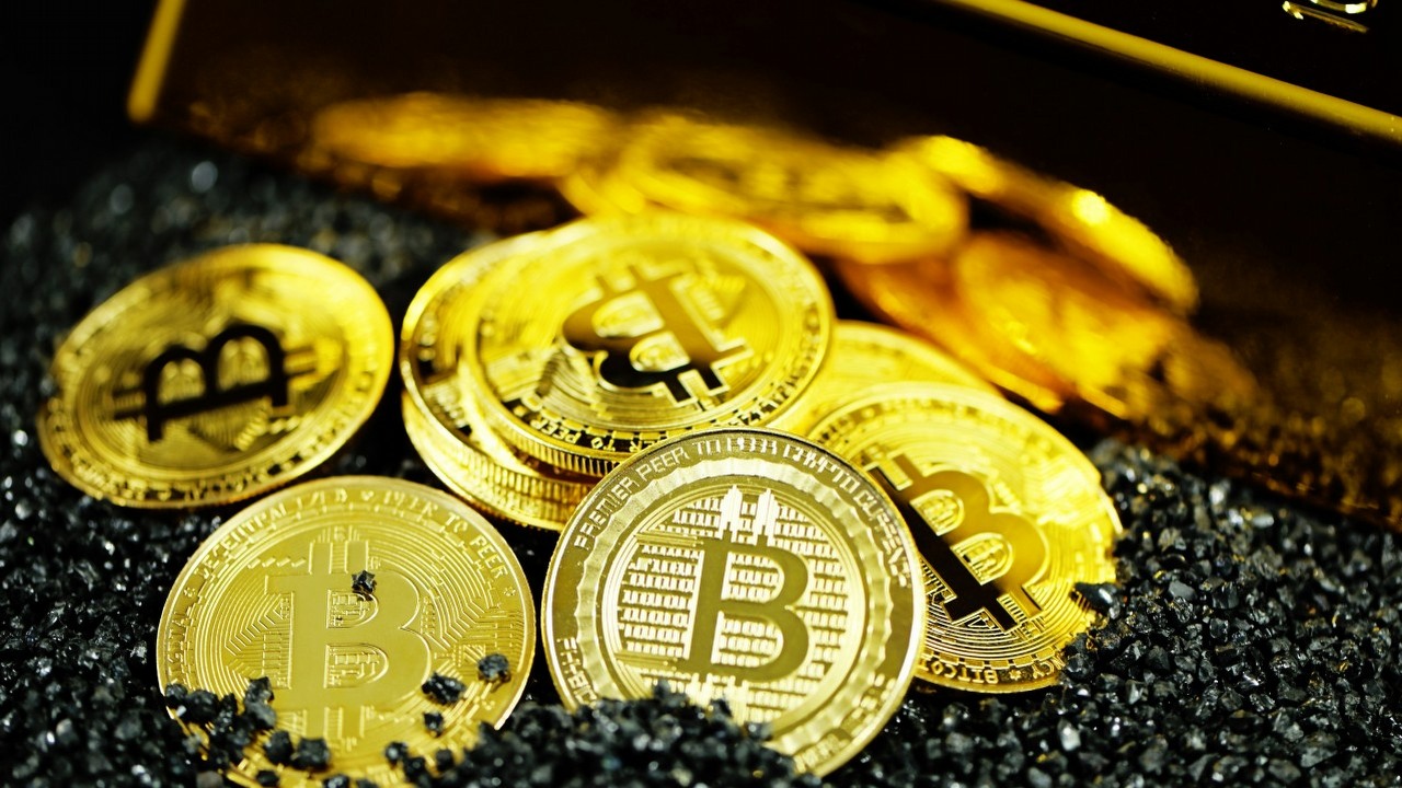 Bitcoin zyskuje popularność, kurs najwyższy od ponad 2 lat, źródło grafiki: Kanchanara / Unsplash.
