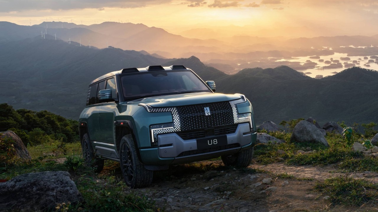 Hybrydowy SUV, który potrafi pływać. YangWang U8 firmy BYD może pojawić się w Europie, źródło grafiki: YangWang / BYD.