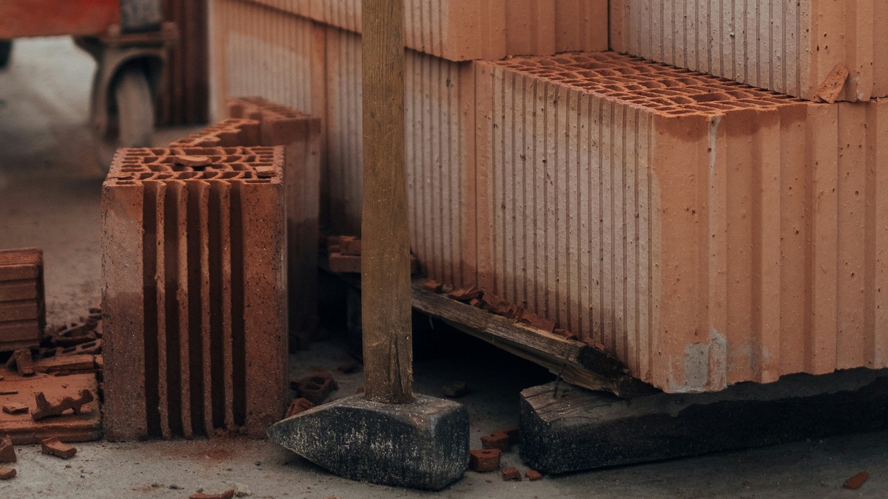 Nadchodzi rewolucja w budownictwie? Ten robot może stawiać cegły, źródło grafiki: Unsplash | Benjamin Jopen..