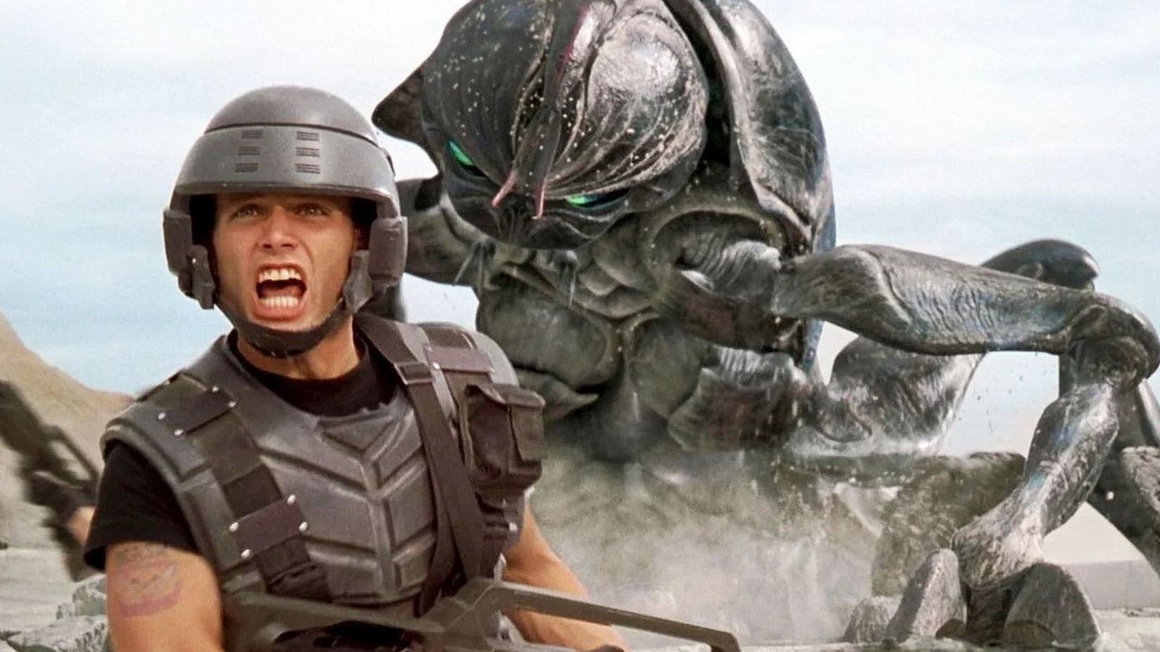 27 lat po swej premierze Żołnierze kosmosu, kultowy film sci-fi, przeżywa renesans. Wszystko dzięki Helldivers 2, źródło grafiki: Żołnierze kosmosu, Paul Verhoeven, TriStar Pictures, 2024.