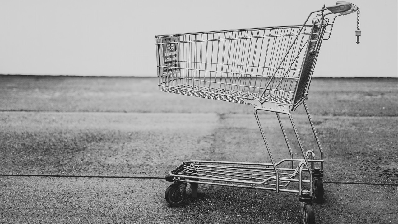 Nowe przepisy dotyczące sprzedaży online wejdą w życie od 1 lipca 2024 roku. Dane niektórych sprzedawców trafią do skarbówki, źródło grafiki: Unsplash | Bruno Kelzer.