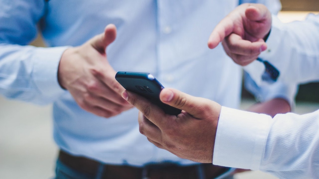 iPhone i Android mają praktyczny skrót na klawiaturze, o którym mało kto wie, źródło grafiki: Luis Villasmil; Unsplash.com; 2018.