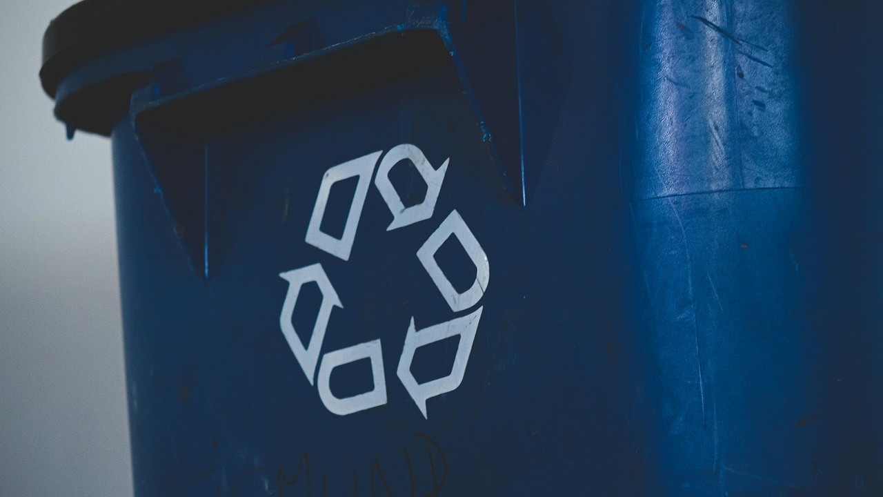 Przez dziesięciolecia myśleliśmy, że recykling plastiku jest do czegoś przydatny. Być może byliśmy w błędzie, źródło grafiki: Unsplash | Sigmund..