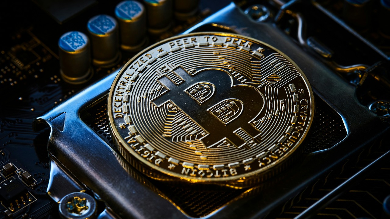 Cwany Polak podłączył koparki kryptowalut do transformatora. Teraz jest oskarżony o kradzież prądu o wartości ponad 10 tys. złotych, źródło grafiki: Unsplash | Michael Förtsch.