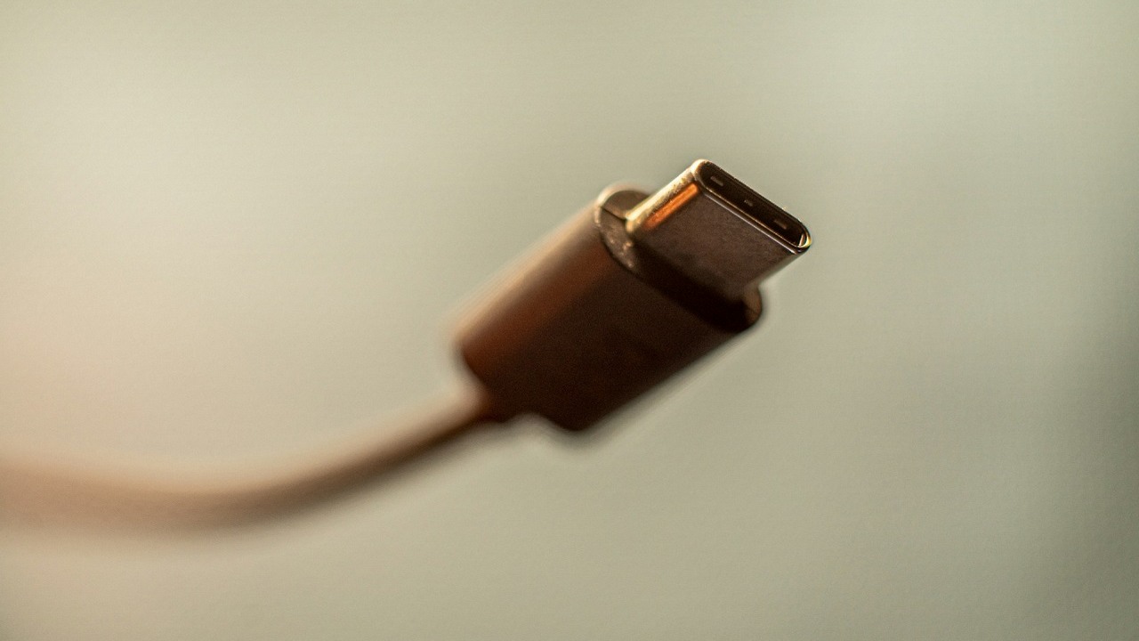 Ten prosty adapter kosztuje niewiele i wciąż mnóstwo osób go używa, źródło grafiki: Unsplash | Marcus Urbenz.