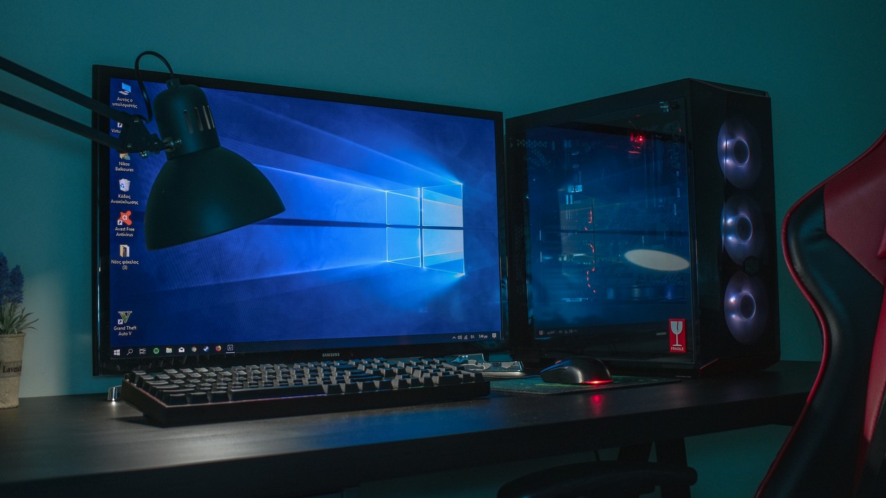 Gracz wycenił swój komputer na 16 tysięcy złotych. Internauci mają wątpliwości i szukają błędów w obliczeniach, źródło grafiki: Unsplash | Balkouras Nicos.