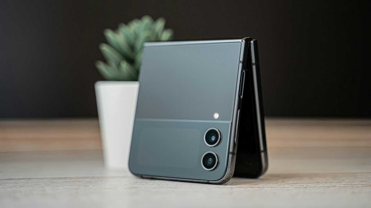 Samsung Galaxy Z Flip 6 rozczarowuje; pierwsze rendery wskazują na brak istotnych zmian konstrukcyjnych, źródło grafiki: Unsplash | Pasqualino Capobianco.
