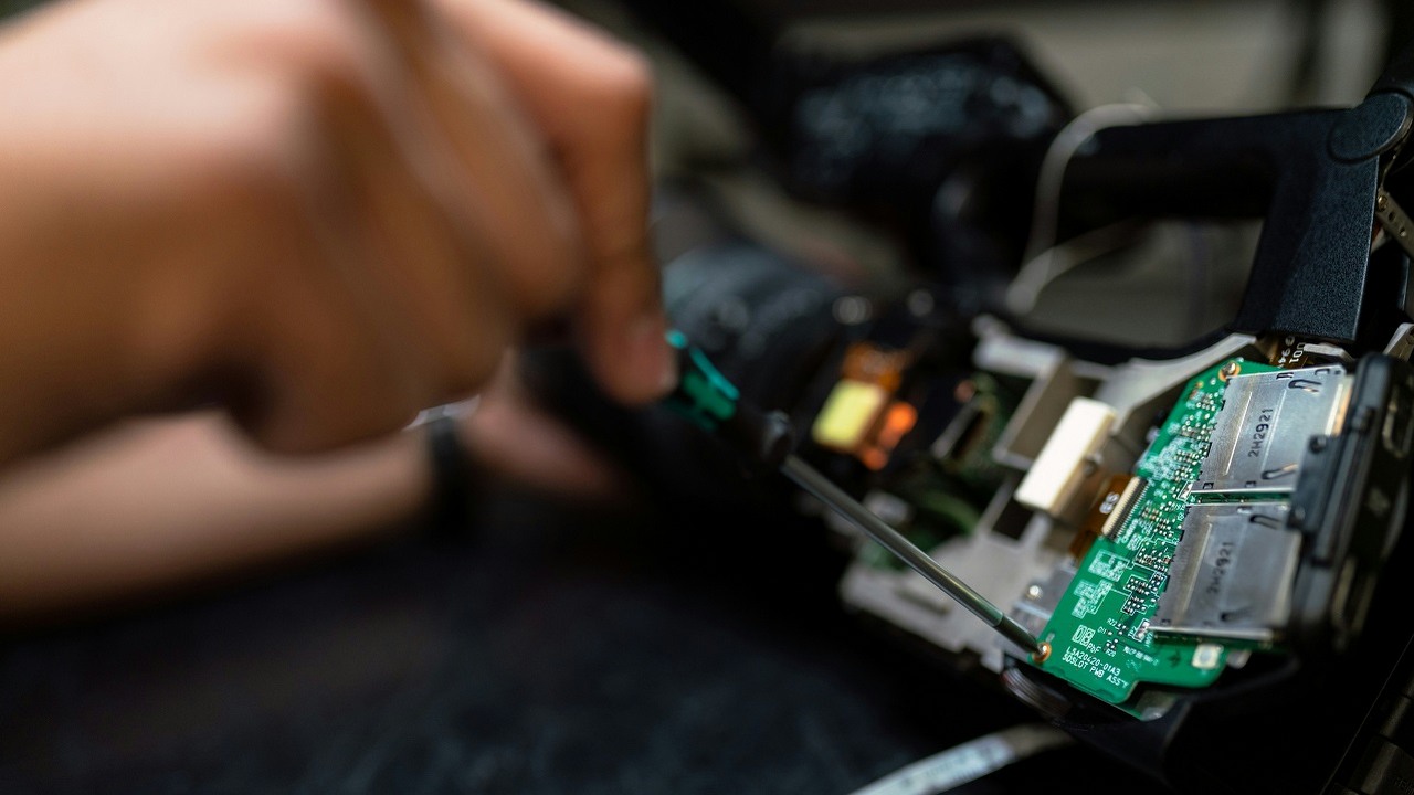 Pracownik serwisu za naprawę telefonu otrzymał w gratisie używany komputer od klienta. Nie zdawał sobie sprawy, jak cenny może on być, źródło grafiki: Unsplash | ThisisEngineering RAEng..