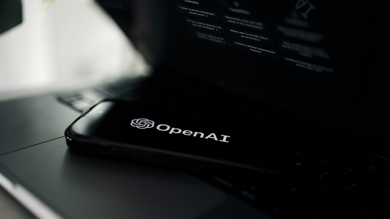 Elon Musk twierdzi, że OpenAI porzuciło misję służenia ludzkości. Sprawa trafiła do sądu, źródło grafiki: Unsplash | Zac Wolff..