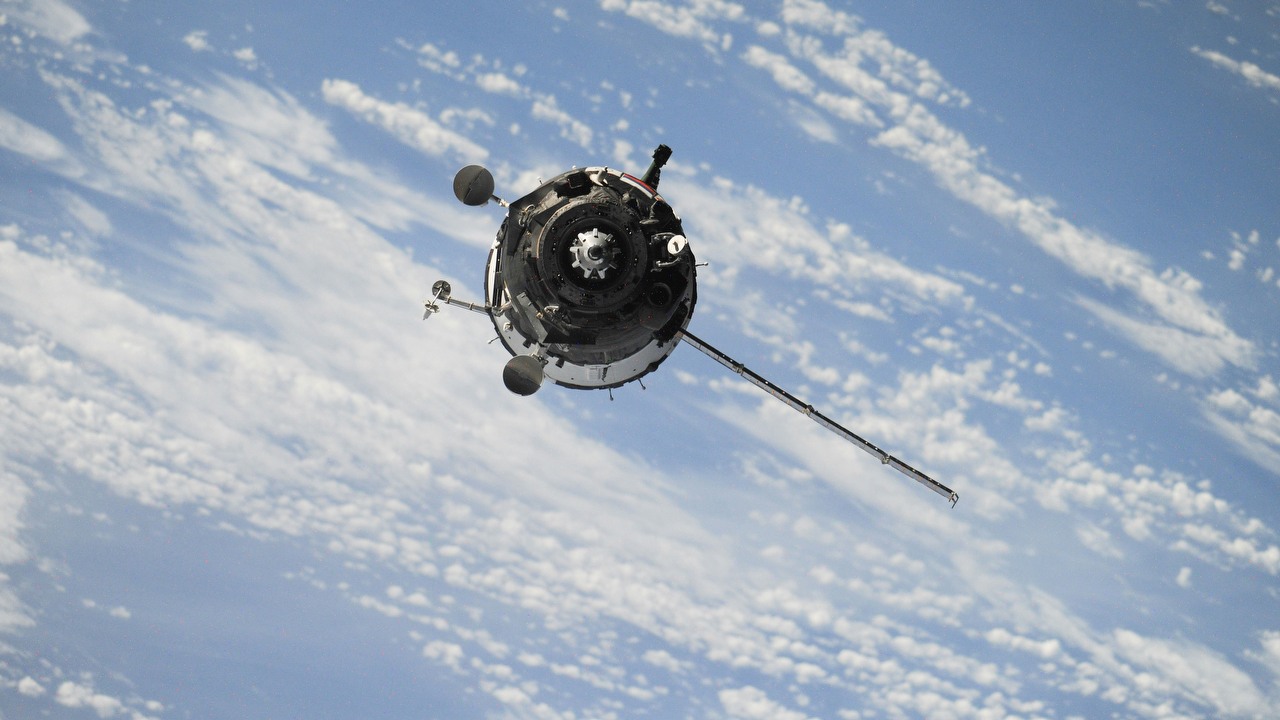 Spadające satelity mogą jednak być szkodliwe dla atmosfery, źródło grafiki: Unsplash | NASA.