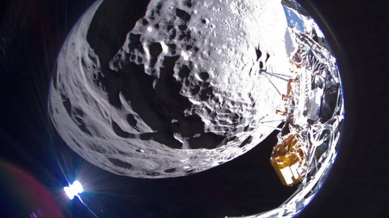 NASA pokazuje zdjęcie z Księżyca, na którym widać uszkodzenia lądownika Odysseus, źródło grafiki: Intuitive Machines..