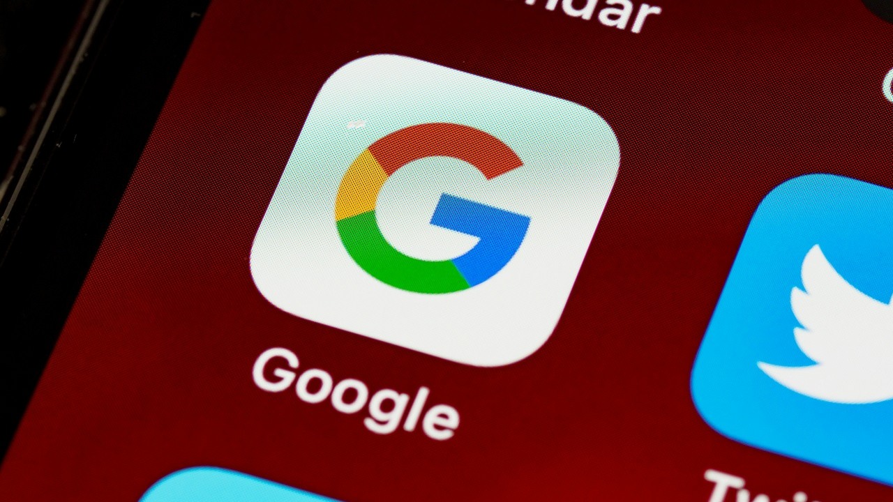 Odtwarzanie filmów z Dysku Google staje się wygodniejsze. Wszystko to za sprawą nowej aktualizacji, źródło grafiki: Unsplash | Brett Jordan..