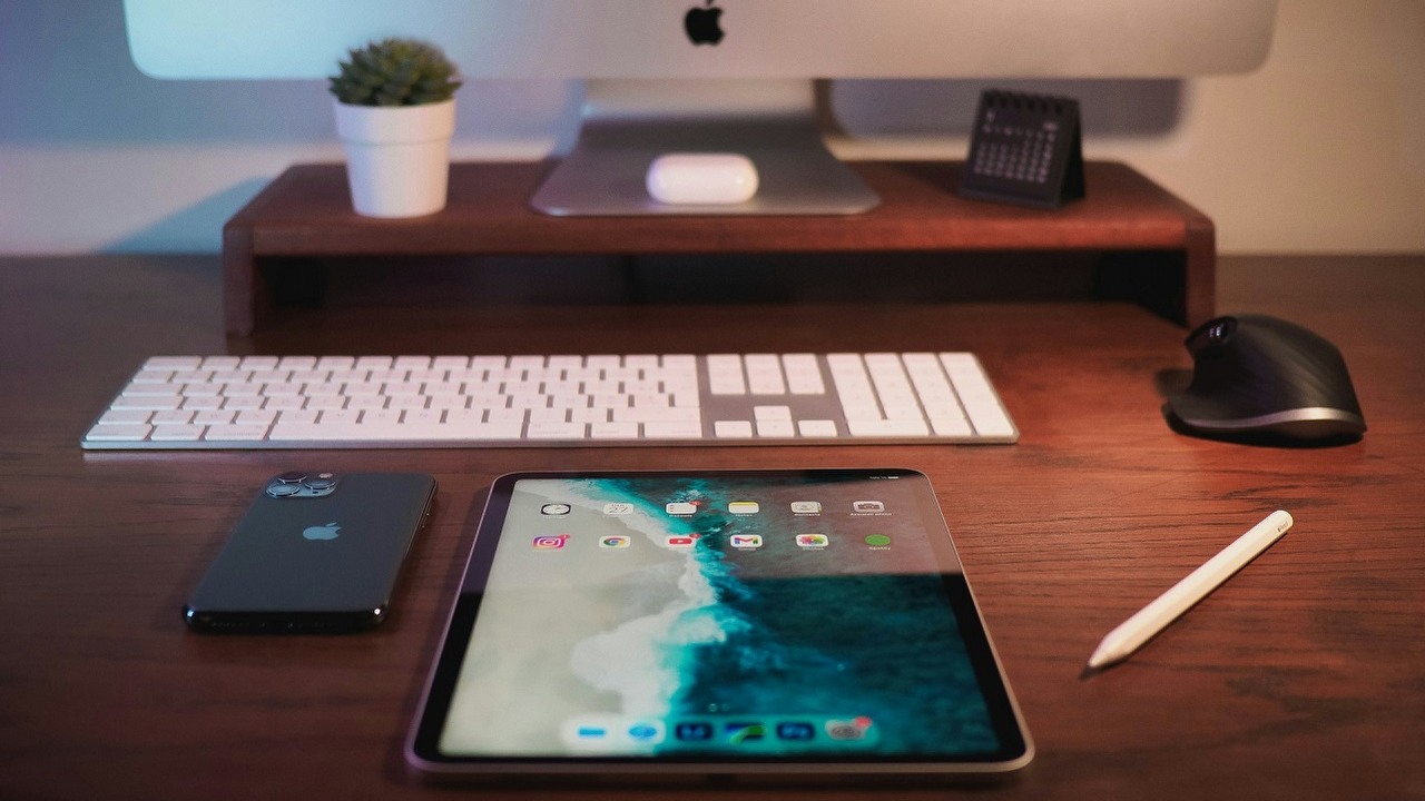 Apple może zerwać z wieloletnią tradycją - premiera w sieci zamiast eventu, źródło grafiki: Unsplash | Sirisvisual.
