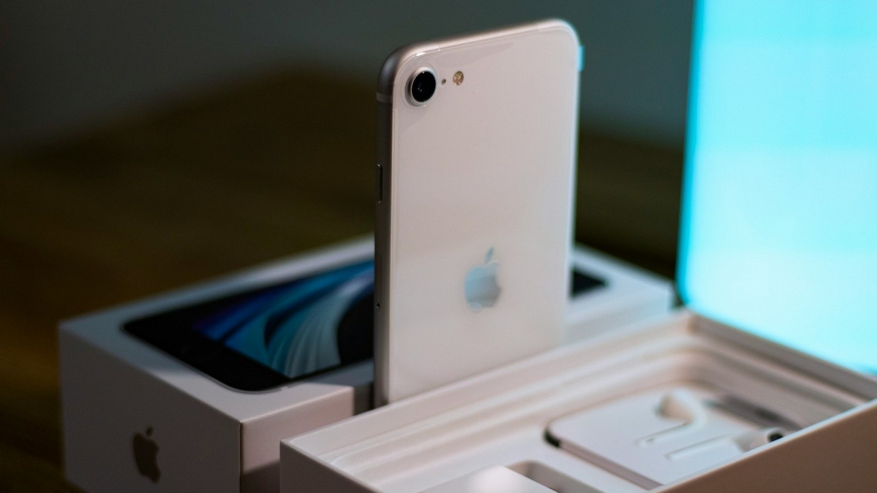 iPhone SE 4 mocno się zmieni; rendery zdradzają wygląd i wymiary nowego budżetowca Apple, źródło grafiki: Unsplash | AB.