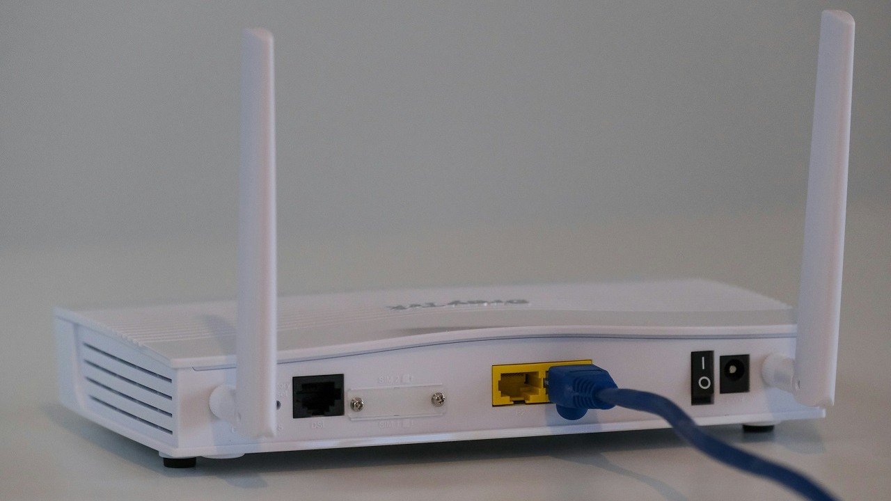 Router jako sprzęt do grania. Można na nim odpalić GTA Vice City, źródło grafiki: Unsplash | Compare Fibre..