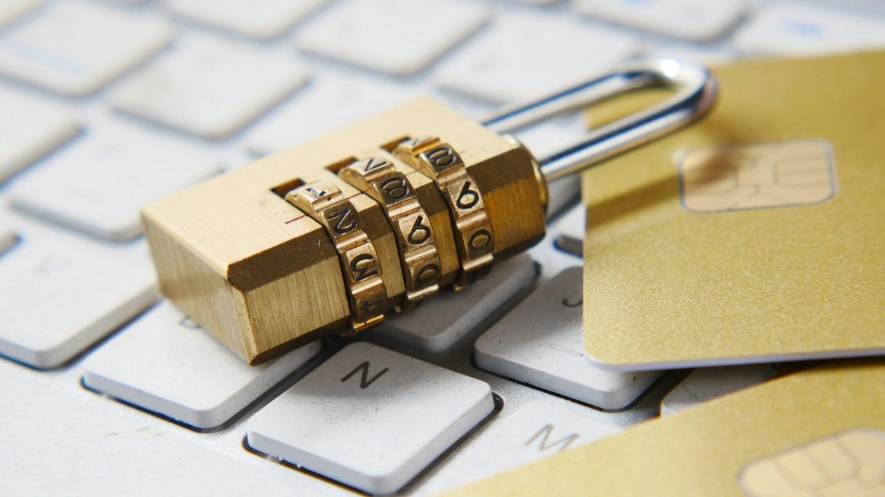 Gabe Newell ujawnił dane logowania do swojego konta Steam, aby udowodnić, jak bezpieczna jest jego platforma, źródło grafiki: Unsplash | Towfiqu barbhuiya.