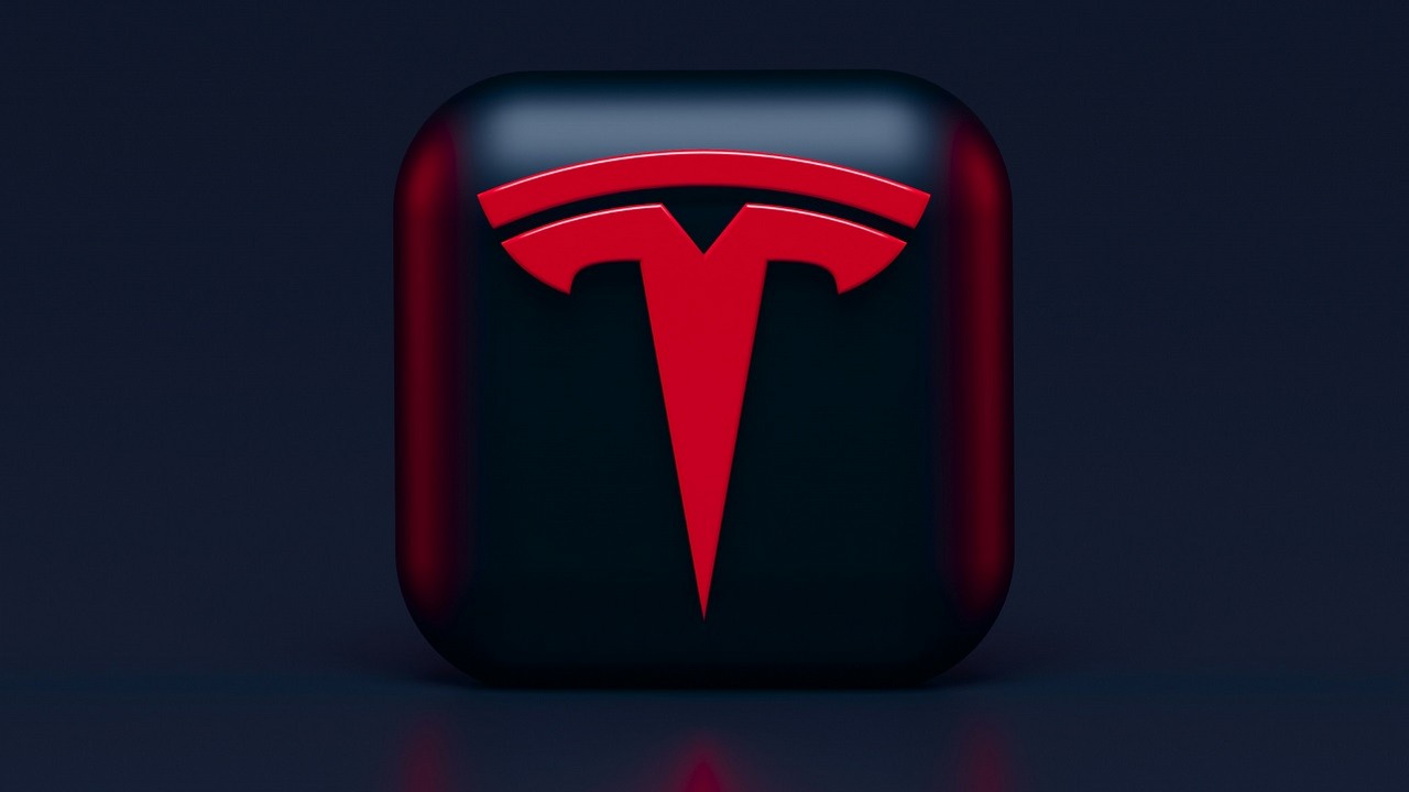 Tesla wstrzymuje produkcję w fabryce w Niemczech ze względu na prawdopodobne podpalenie, źródło grafiki: Unsplash | Alexander Shatov..
