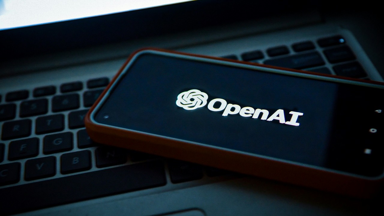 Konfrontacja gigantów. OpenAI opowiedziało na zarzuty Elona Muska, źródło grafiki: Unsplash | Levart_Photographer..