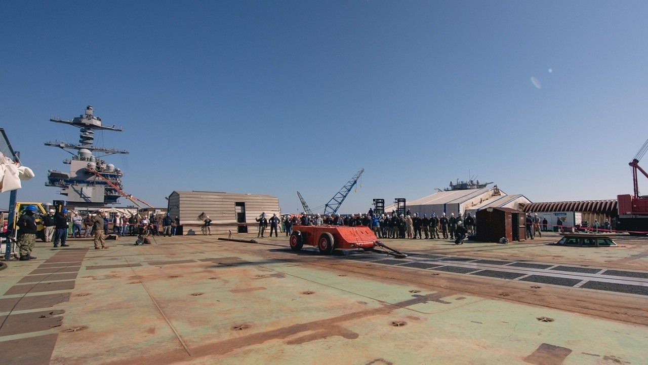Amerykański lotniskowiec USS John F. Kennedy wystrzeliwuje pojazdy do rzeki; nie jest to jednak zabawa marynarzy, źródło grafiki: Huntington Ingalls Industries.