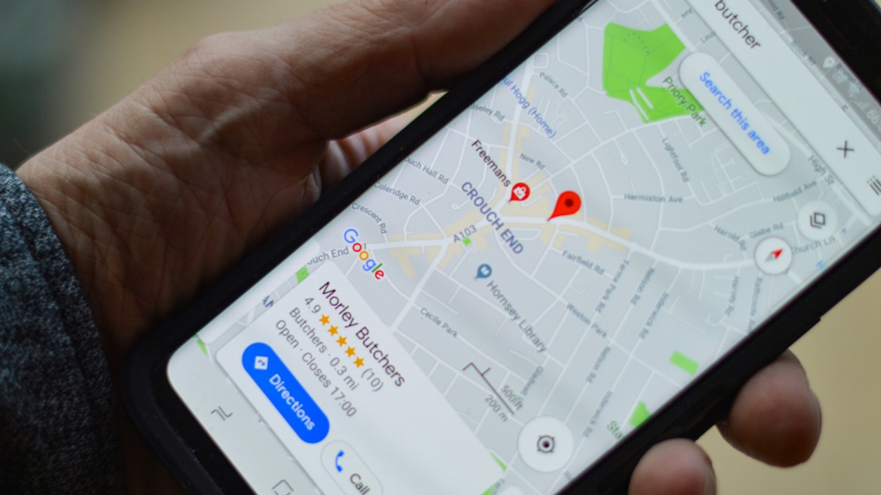 Zakładka Mapy znika z wyszukiwarki Google. Technologiczny gigant wywiązuje się z nakazów UE, źródło grafiki: Unsplash |  henry perks.