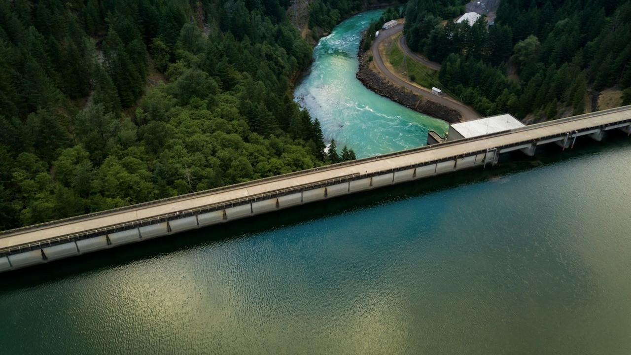 Susze to kiepska wiadomość dla atmosfery, niska wydajność elektrowni wodnych wymusza użycie „brudnych” źródeł energii, źródło grafiki: Dan Meyers | Unsplash.