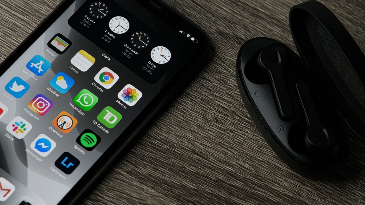 Apple pogrywa z UE; nowe funkcje iOS z ograniczeniami, źródło grafiki: Unsplash | Thom Bradley.