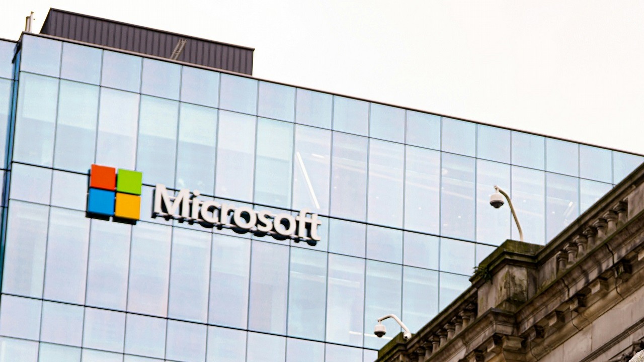 Rosyjscy hakerzy wykradli kod źródłowy z Microsoftu, źródło grafiki: Unsplash | Lumičre Rezaie..