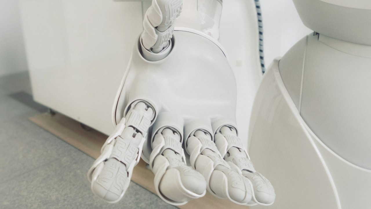 Centrum Nauki Kopernik inwestuje w zaawansowane roboty. Najnowszy z nich został kuratorem wystawy, źródło grafiki: Possessed Photography | Unsplash.