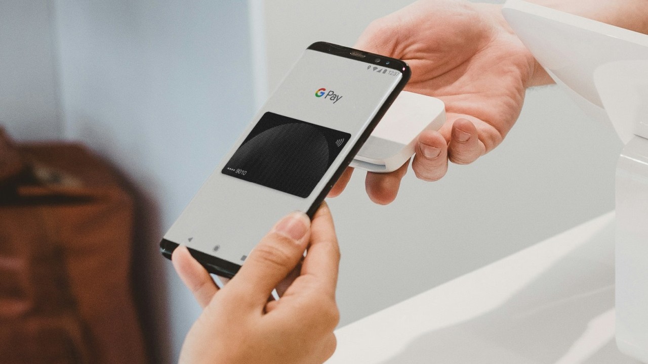 Duża zmiana w Portfelu Google. Od teraz można w nim przechowywać bilety z Gmaila, źródło grafiki: Clay Banks / Unsplash.