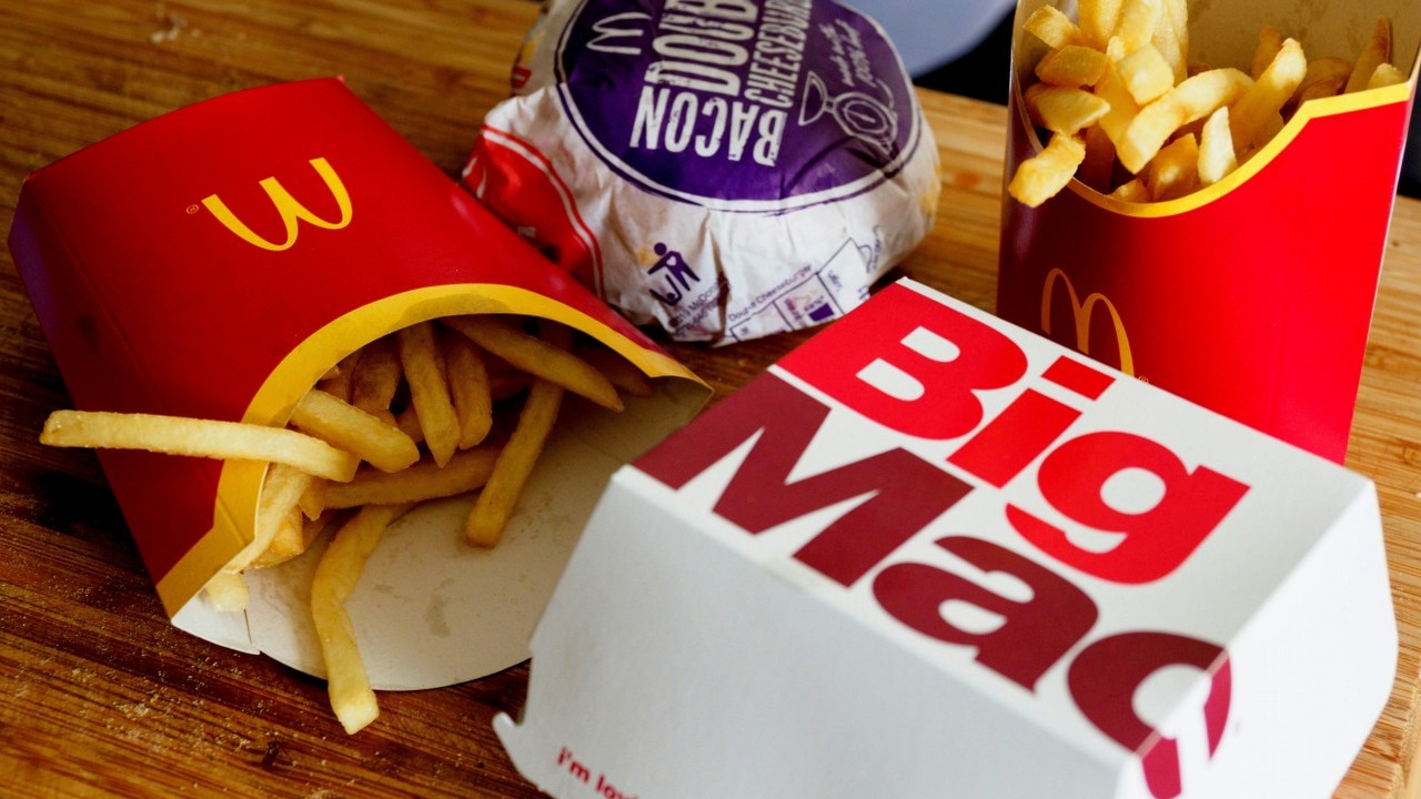 Pewien Brytyjczyk wykorzystał trick z ChatGPT, aby przez wiele miesięcy jeść za darmo w McDonald's, źródło grafiki: Brett Jordan, Unsplash.